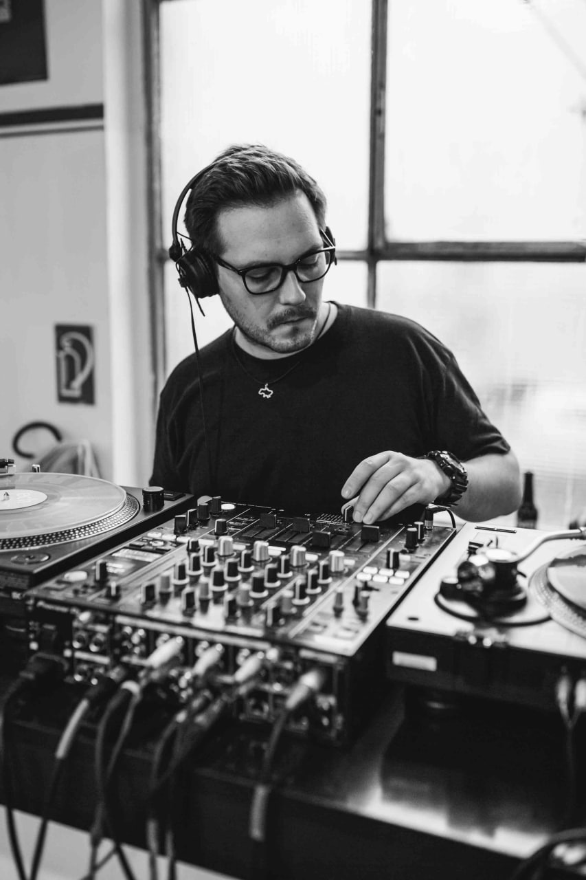 DJ